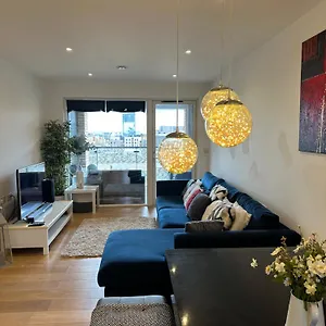 Luxury 3 Bedroom Flat In Stratford, Apartment London