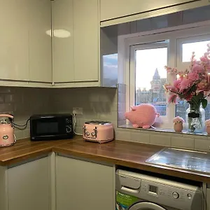 New Free Parking Sleeps 6 Apartment Brighton